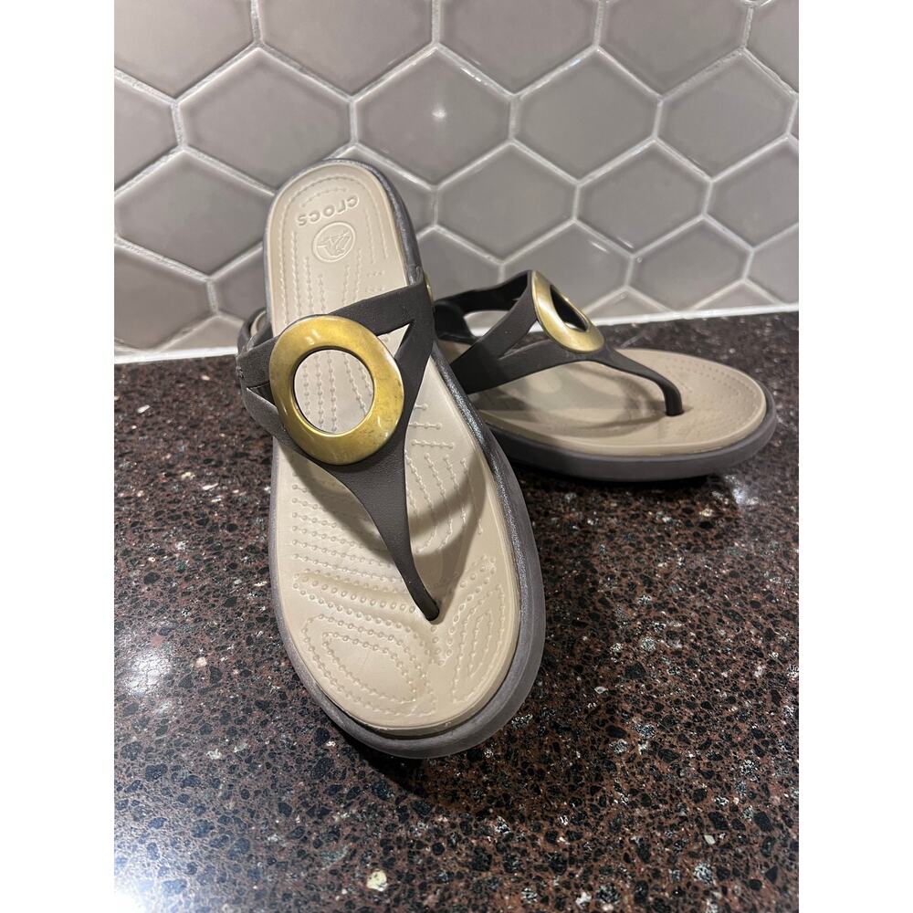 Chocolate Brown Sanrah Circle Womens Crocs Sandals Sz 10 Gold Expresso Flip Flop